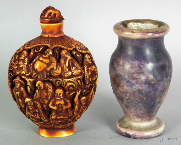 Lotto di un vasetto in marmo ed un snuff bottle, H.max.10cm.