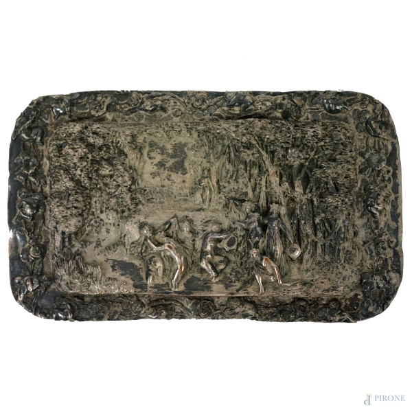 Placca in argento sbalzato raffigurante il bagno di Diana e le ninfe, cm 7,5x13, XIX secolo, (difetti).