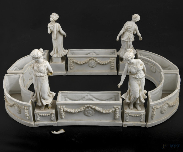 Jardiniere in porellana bianca composta da quattro elementi contenitori e quatttro sculture femminili in abiti classicheggiati, XIX secolo. Misure complessive: cm 9x38x61; altezza sculture cm 27 (difetti, rotture e mancanze).