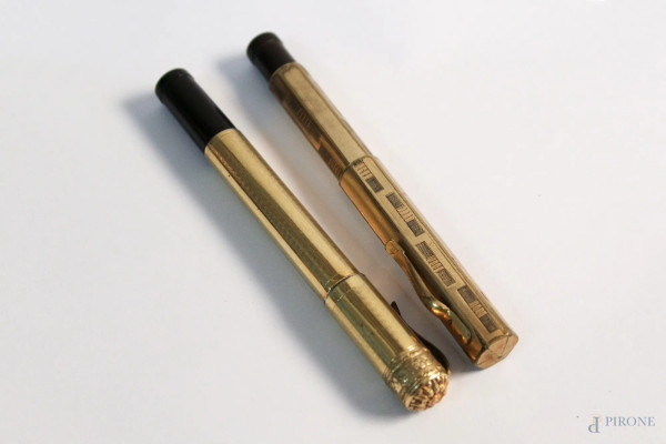 Lotto composto da due penne stilografiche diverse, laminate in oro.