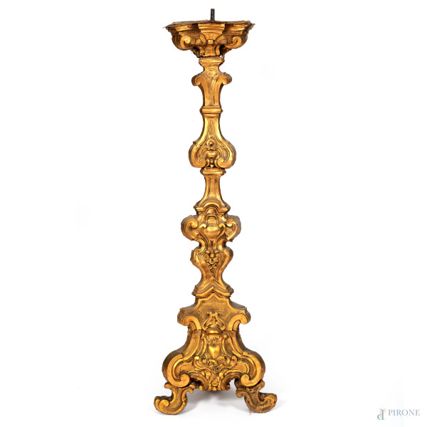 Portacero in legno  rivestito in lamina di metallo dorato, XIX secolo, altezza cm 138,5, (segni di usura, scalfiture, cadute di doratura, rotture, difetti)