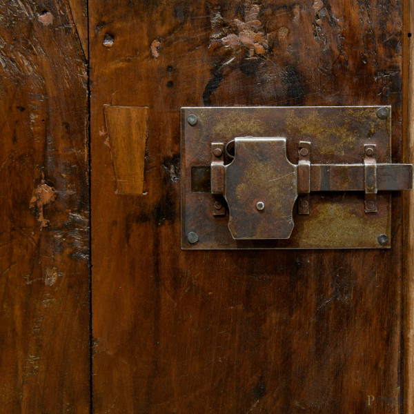 Credenza a due ante in noce, XVIII secolo, cm 124x160x61,5, (difetti)