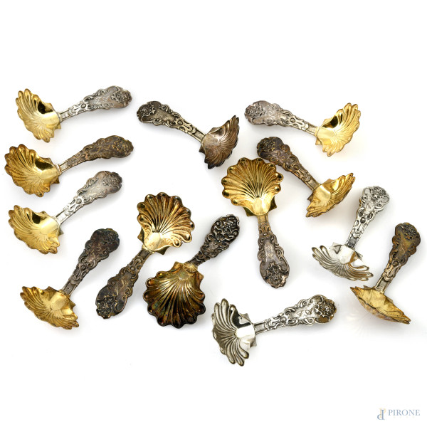 Lotto di 13 cucchiaini in argento 800/000, lunghezza cm 10,5, peso complessivo gr 350