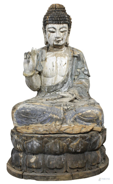 Grande figura di Buddha in legno dipinto, seduto su base  a petali di loto, cm h 124 circa, Cina, inizi XX secolo, (difetti e mancanze).