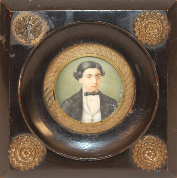 Ritratto di gentiluomo, Scuola italiana del XIX sec., olio su avoriolina, entro cornice, 5 cm.