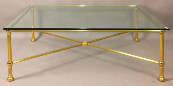 Basso tavolo da salotto, base in ottone, piano in cristallo, altezza 47x1130x110 cm.