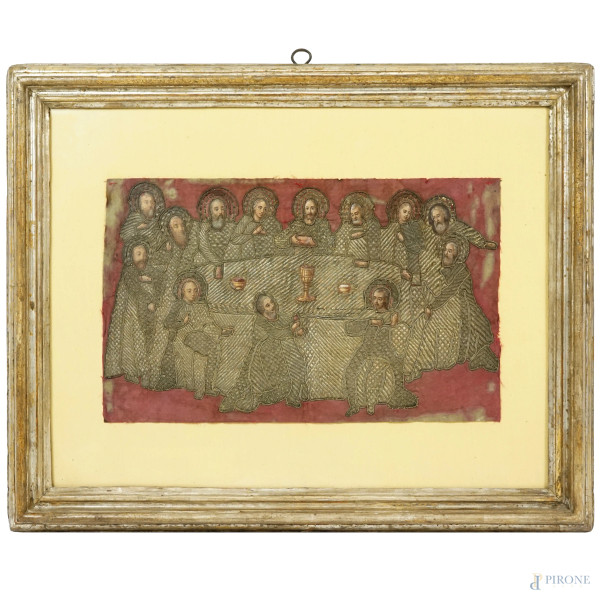 Frammento di paramento sacro raffigurante l'ultima cena, ricamo a fili d'argento su seta rossa, Russia, XIX secolo, cm 22,5x37, entro cornice