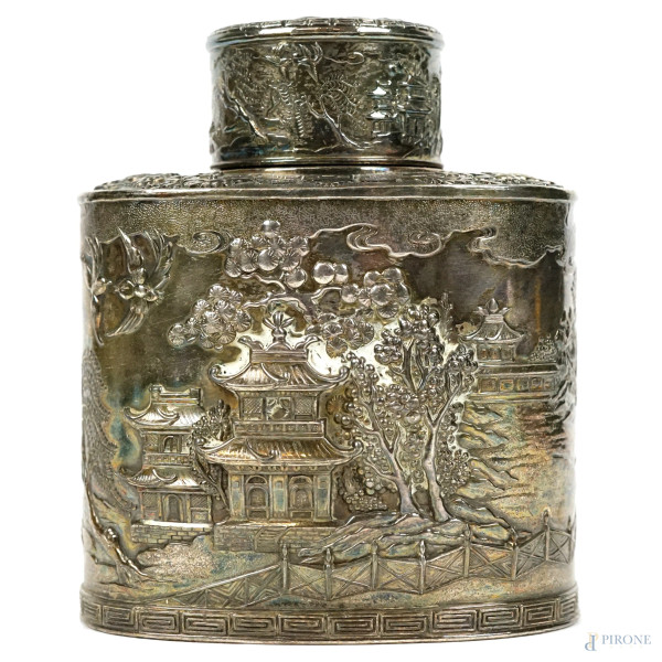 Porta thè in metallo argentato, Cina, XX secolo, decori raffiguranti paesaggi, cm h 12x9,8x6,1, (lievi difetti)