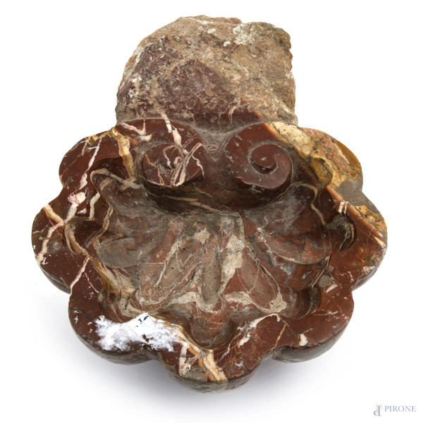 Acquasantiera in marmo a foggia di conchiglia, XX secolo, cm 12,5x33x23, (segni di usura, difetti...