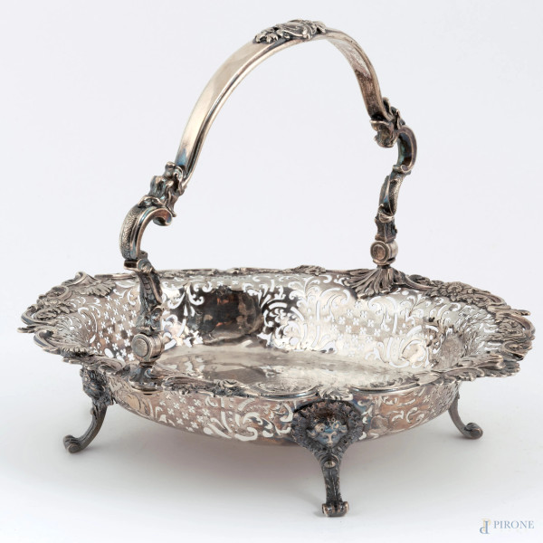 Cestino in argento cesellato e traforato a motivi floreali e vegetali, cm 29,5x32x27, peso gr 1240