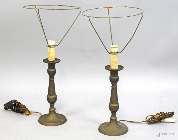 Coppia di lampade in metallo dorato, cm h 41, XX secolo, (difetti).