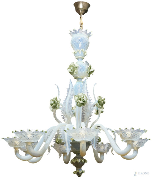 Lampadario in vetro di Murano opalescente, 8 bracci a volute, fiori e particolari in pasta vitrea verde, alt. cm 100, diam. cm 80.