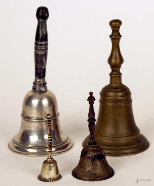 Lotto composto da quattro campanelli in materiali ed epoche diverse, H. max. 13 cm.