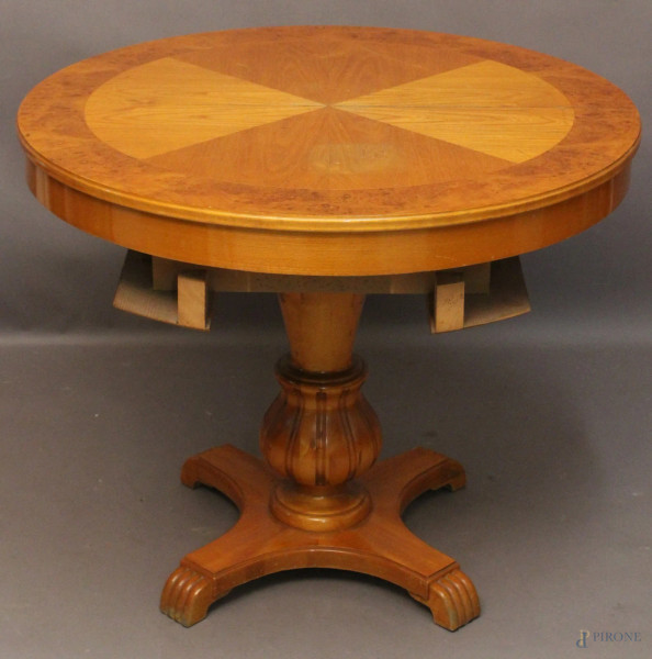 Tavolo svedese di linea tonda alzabile e allungabile in legno di frutto, poggiante su colonna e quattro piedi, h. 75x diam. 88 cm.