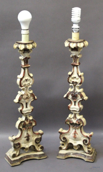 Coppia portaceri montati a lampada in legno laccato e dorato, XVIII sec, h. 75 cm.