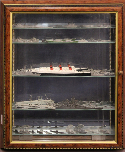 Bacheca contenente modelli di navi da guerra e navi mercantili.