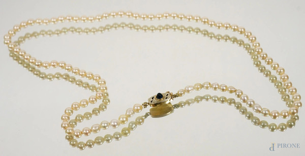 Collana di perle con chiusura in oro 18 KT impreziosita da zaffiro centrale, lunghezza cm 51,5