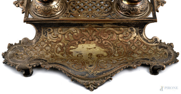 Servito da scrittoio in bronzo argentato, XX secolo, cm 26x34x26, (segni di usura)