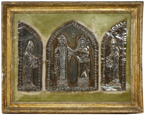 Antico trittico in argento sbalzato e cesellato raffigurante l'Incoronazione di un Imperatore bizantino e vescovi,  lamine applicate su pannello, misure ingombro cm 23x34, entro cornice, (piccole ammaccature).