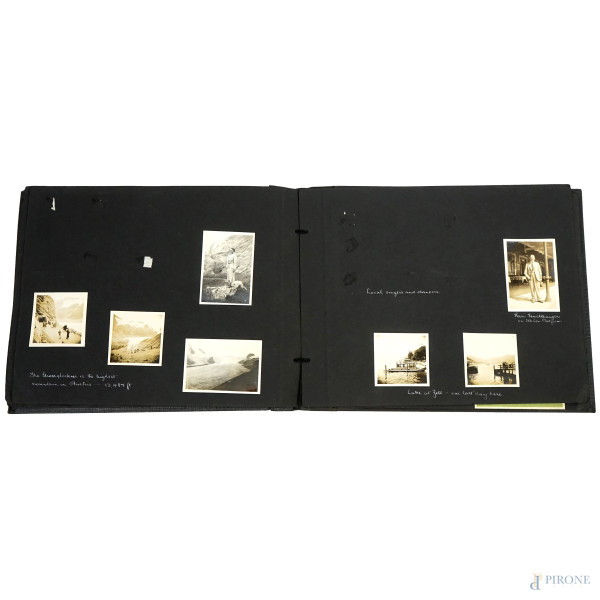 Lotto composto da due album fotografici vintage, uno contenente diverse fotografie d'epoca, misur...