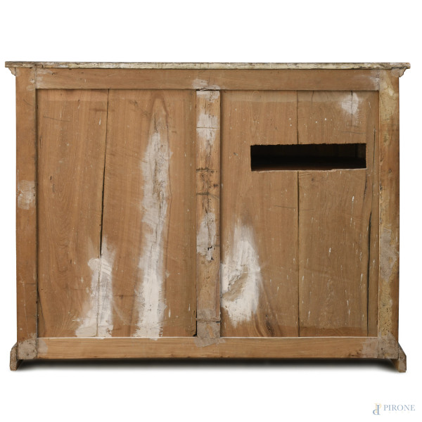 Credenza in noce a doppia anta e interno a triplice ripiano, fine XVIII secolo, cm 131,5x162x49, ...