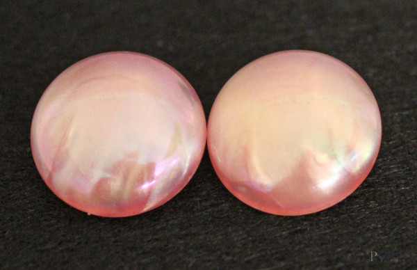 Coppia di orecchini di bigiotteria color rosa.