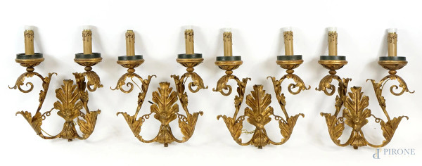 Lotto di quattro appliques a due luci in metallo dorato, decoro di foglie d'acanto dorate, cm h 58