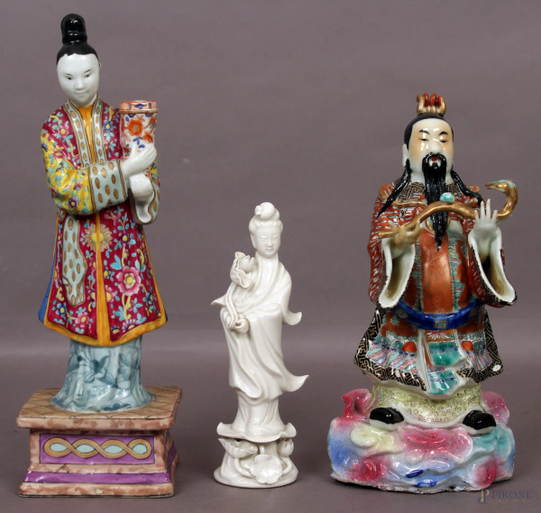 Lotto composto da tre sculture diverse in porcellana, H massima 25,5 cm.