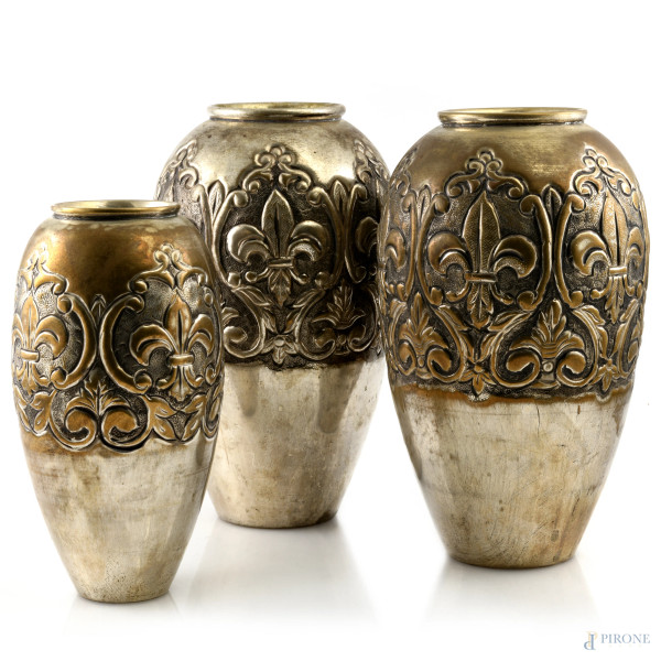 Lotto di tre vasi in metallo argentato lavorati a sbalzo e cesello a volute, XX secolo, altezza massima cm 26, (segni di usura, ossidazioni, difetti, graffi)