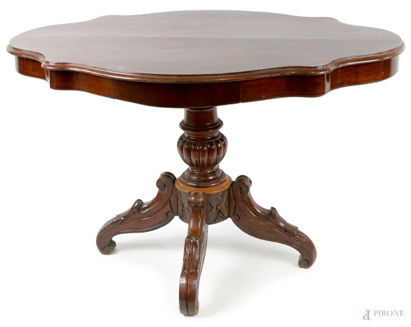 Tavolino in mogano, fine XIX-inizi XX secolo, piano sagomato, gamba a balaustro, poggiante su quattro piedi mossi, cm h 70x11x70, (lievi difetti)