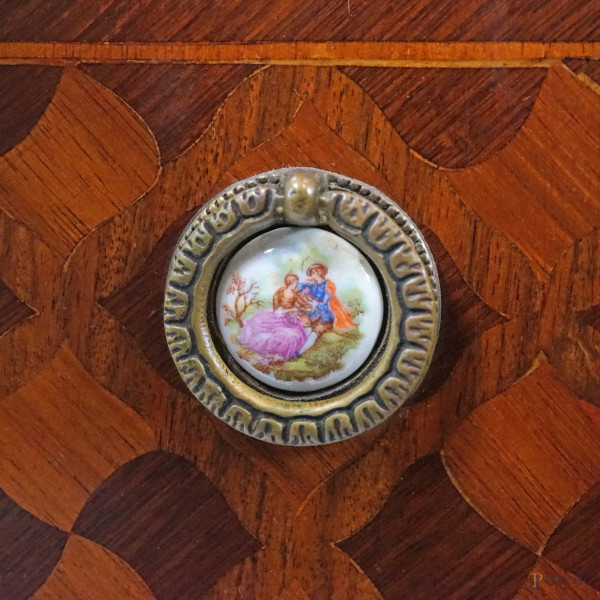 Comò francese intarsiato in varie essenze con piano in marmo rosa e fronte tripartito, inserti de...