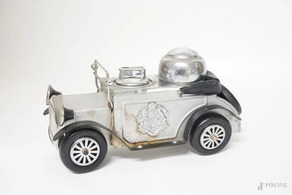 Modellino di automobile in metallo argentato con accendino e posacenere interni, cm h 14,5x26x10,5, XX secolo, (segni del tempo).