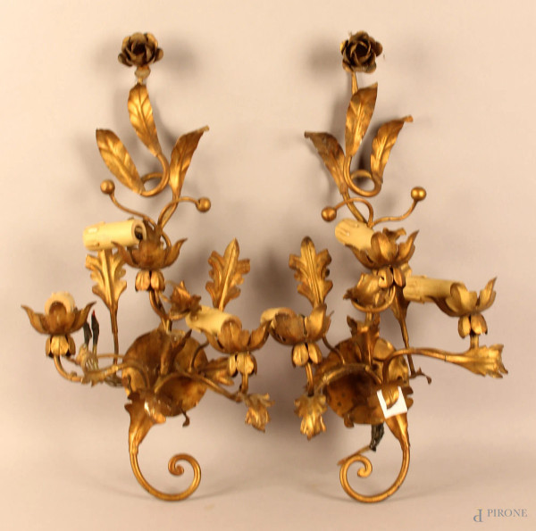 Coppia appliques in ferro battuto e dorato a decoro di fiori, altezza 47 cm.