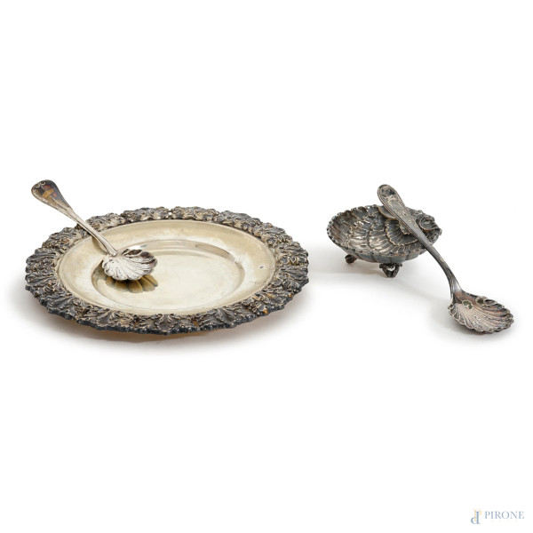 Lotto composto da un piattino, una vaschetta a forma di conchiglia e due cucchiaini in argento, XX secolo, diametro max cm 17,5, peso gr.264
