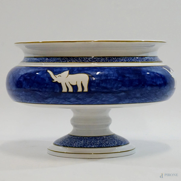 Grande vaso in ceramica smaltata bianca e blu a decoro di elefanti, profili dorati, firmato Tadini, cm h 29, diam. cm 40.