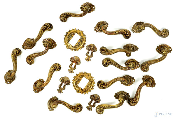 Lotto di ferramenta varia in bronzo dorato ed ottone, misure max cm 14, XX secolo, (difetti).