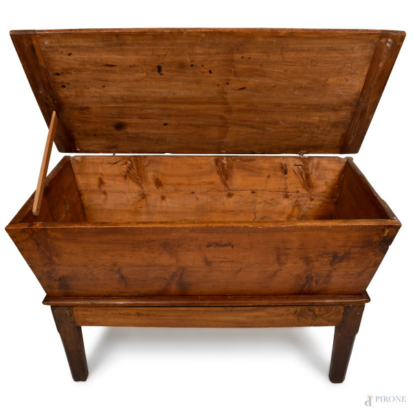 Madia in legno dolce, cm XVIII-XIX, cm 38x124,5x55,5, (segni di usura del tempo, graffi, fori di ...