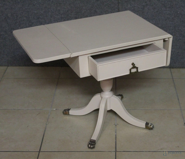 Basso tavolinetto ad un cassetto con laterali a bandelle in legno laccato, h. 47x46x37 cm.