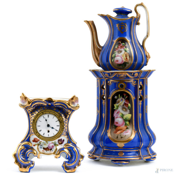 Lotto composto da teiera, scaldavivande e orologio in porcellana nei toni del blu e dell'oro con decori floreali policromi, XIX secolo, misura massima cm 27,5x12x10,5, (cadute di colore e doratura, piccole scalfiture)