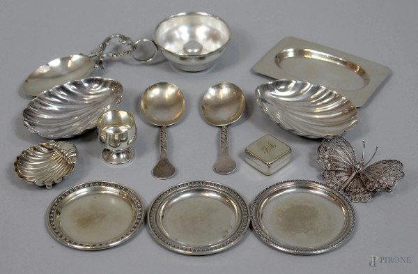 Lotto composto da oggetti vari in argento, gr. 330.