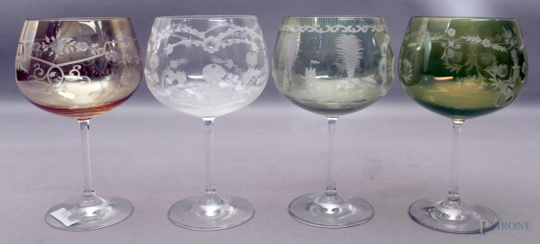 Lotto composto da quattro coppe da vino in cristallo inciso e colorato, H 20 cm.