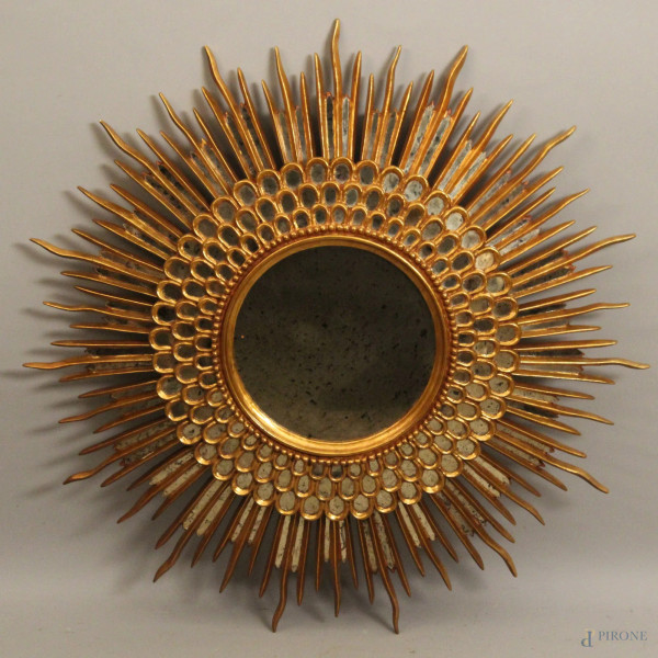 Specchiera di linea tonda a forma di sole in legno dorato, h.75 cm.