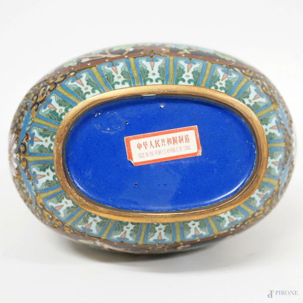 Potiche cloisonné in metallo dorato e smalto policromo, decori a motivi geometrici e floreali, Ci...