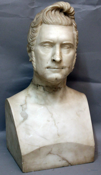 Busto di gentiluomo, scultura in marmo, H 59 cm, XIX sec., restauri.