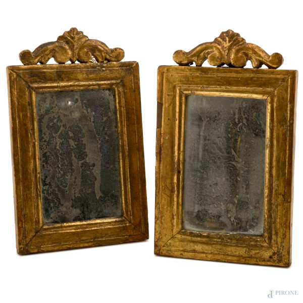 Coppia di specchierine in legno dorato e intagliato, fine del XIX secolo - inizi del XX secolo, cm 27x16,5, luce cm 16x10 (difetti)