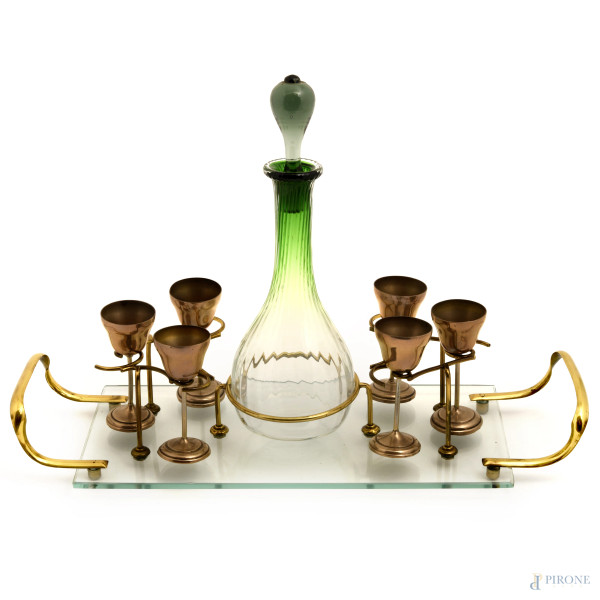 Servizio da liquore con bottiglia in vetro soffiato e sei bicchierini in metallo argentato su vassoio in vetro, cm 24x17x7, (difetti)