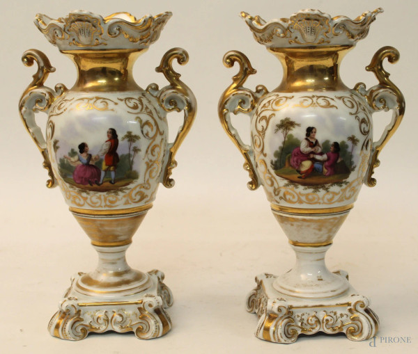 Coppia vasi Luigi Filippo in porcellana chiara, con medaglione centrale a scena romantica, particolari dorati, H 26 cm.