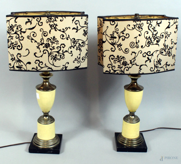 Coppia di lampade in metallo argentato e bachelite color avorio, altezza 56 cm, inizi  XX secolo.