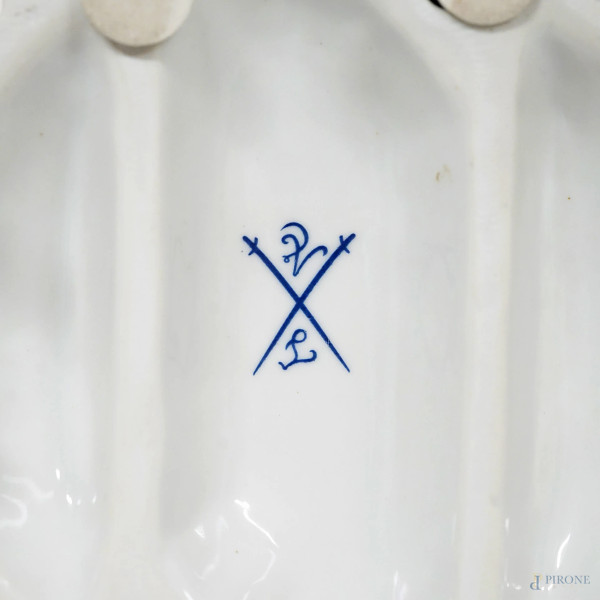 Scultura in porcellana policroma rappresentante una figura femminile con due colombe, XX secolo, ...