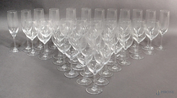 Lotto di bicchierini in cristallo composto da: dodici flut, sedici acqua e quindici vino rosso.